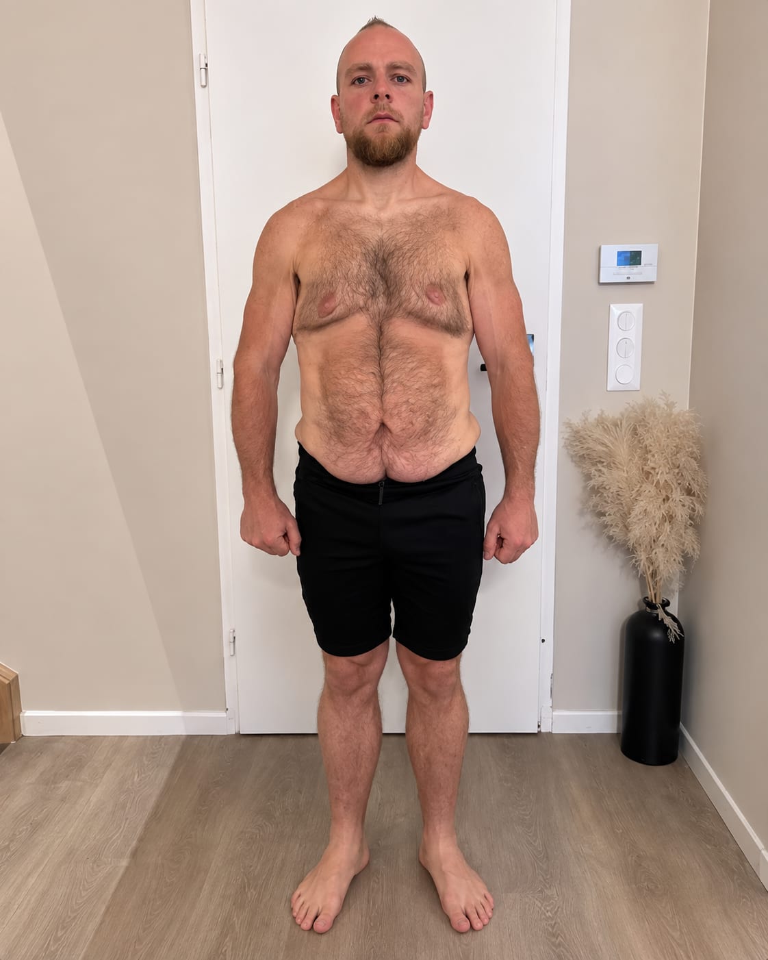 Bruno Mougenot à l'arrivée du programme, à 77,7 kg, debout torse nu