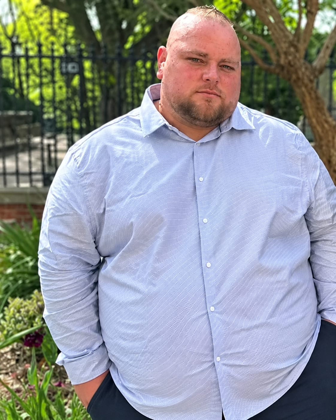 Bruno Mougenot au départ du programme, à 178,4 kg, en chemise bleue devant un jardin
