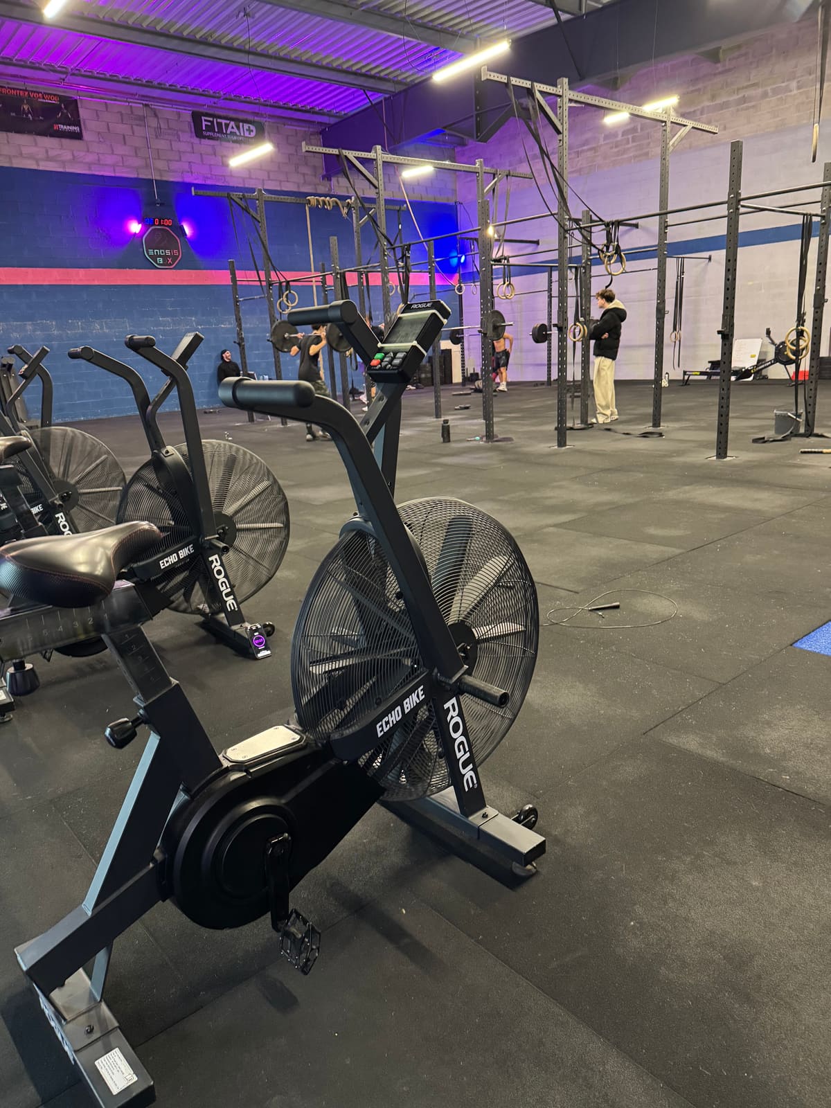 Assault bike au premier plan, la salle de CrossFit en arrière-plan
